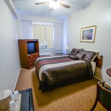 The Mountaineer Hotel Williamson Екстериор снимка