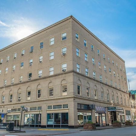 The Mountaineer Hotel Williamson Екстериор снимка