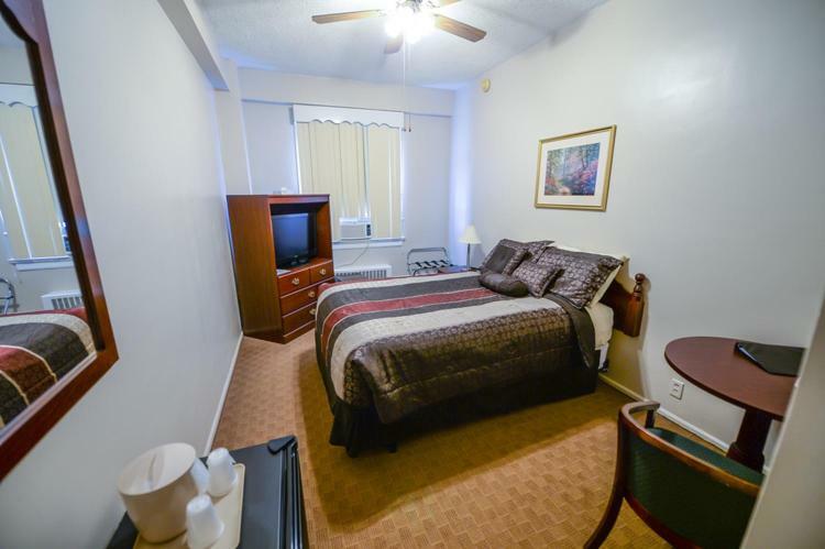 The Mountaineer Hotel Williamson Екстериор снимка