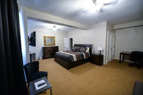 The Mountaineer Hotel Williamson Екстериор снимка