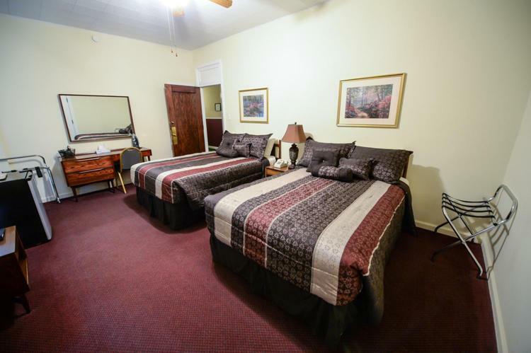 The Mountaineer Hotel Williamson Екстериор снимка