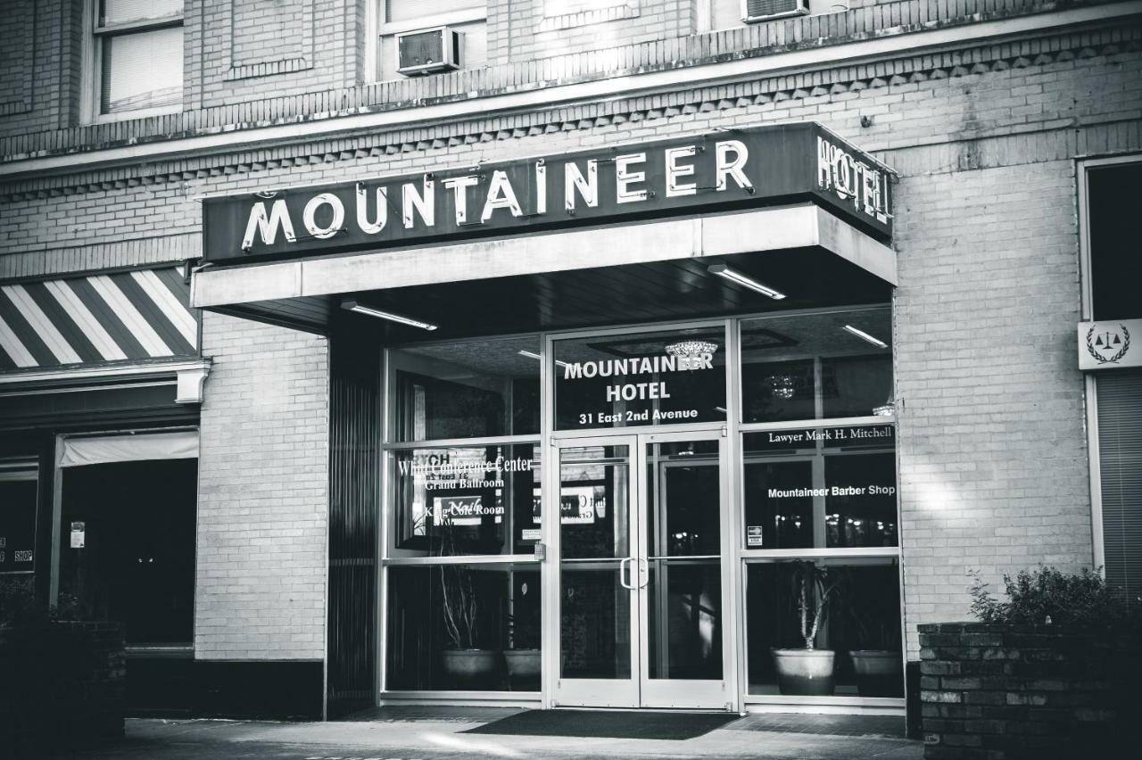 The Mountaineer Hotel Williamson Екстериор снимка