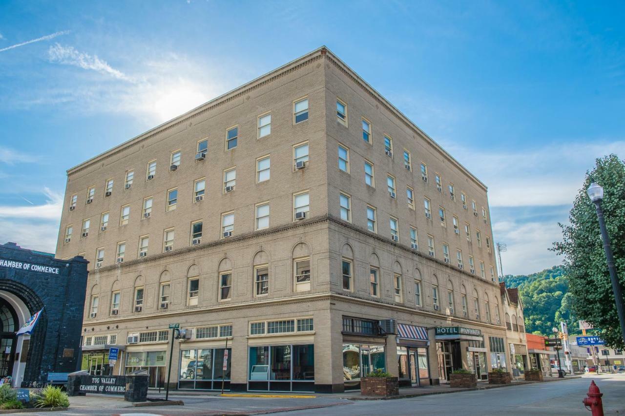 The Mountaineer Hotel Williamson Екстериор снимка